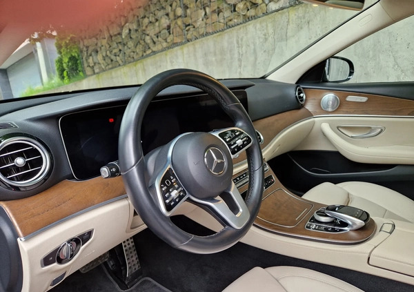 Mercedes-Benz Klasa E cena 138990 przebieg: 138000, rok produkcji 2019 z Kraków małe 137
